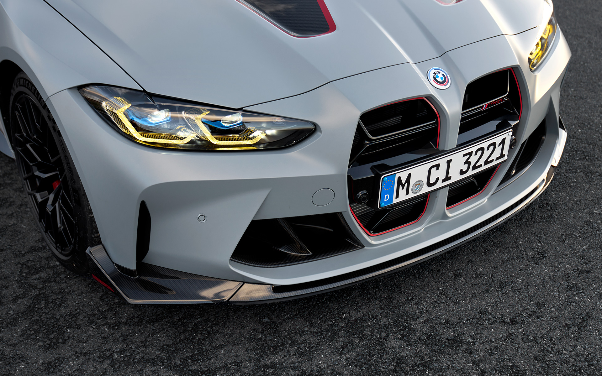Becquet avant M en carbone BMW M4 CSL G82 BMW M4 CSL G82 teinte spéciale BMW Individual Frozen Brooklyn Grey metallic becquet avant M en carbone vue en gros plan moteur