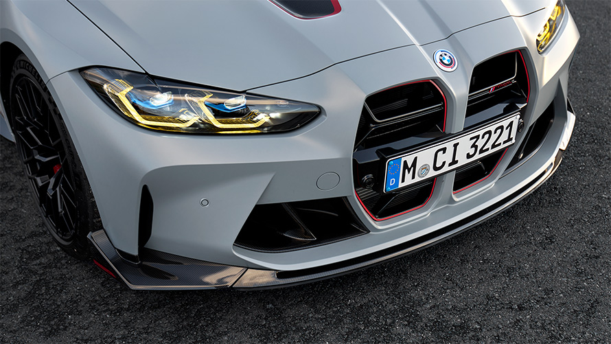 BMW M4 CSL G82 teinte spéciale BMW Individual Frozen Brooklyn Grey metallic becquet avant M en carbone vue en gros plan moteur