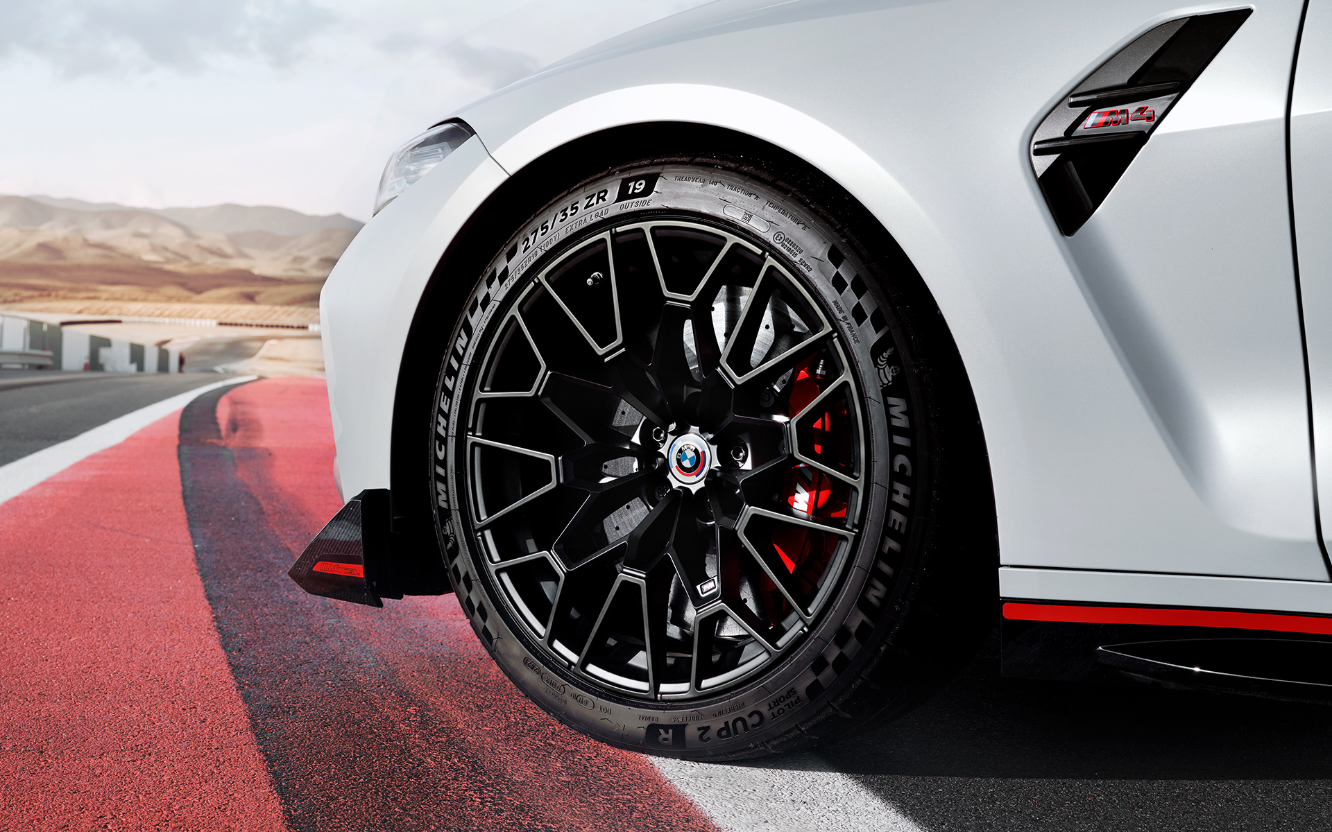 Freins M en carbone-céramique Rot hochglänzend BMW M4 CSL G82 BMW M4 CSL G82 teinte spéciale BMW Individual Frozen Brooklyn Grey metallic freins M en carbone-céramique en Rot hochglänzend avec roue à architecture légère