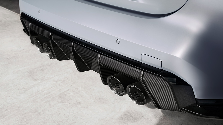 BMW M4 CSL G82 teinte spéciale BMW Individual Frozen Brooklyn Grey metallic système d'échappement en titane avec sorties en Schwarz matt vue en gros plan arrière