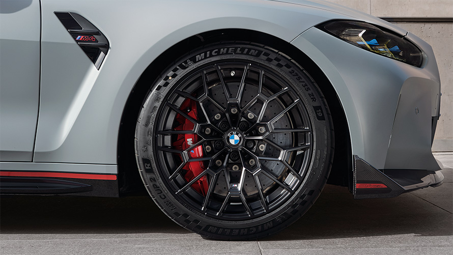 Pneus exclusifs Ultra Track sur roues légères BMW M4 CSL G82 BMW M4 CSL G82 teinte spéciale BMW Individual Frozen Brooklyn Grey metallic CSL pneus Ultra Track exclusifs sur roues légères