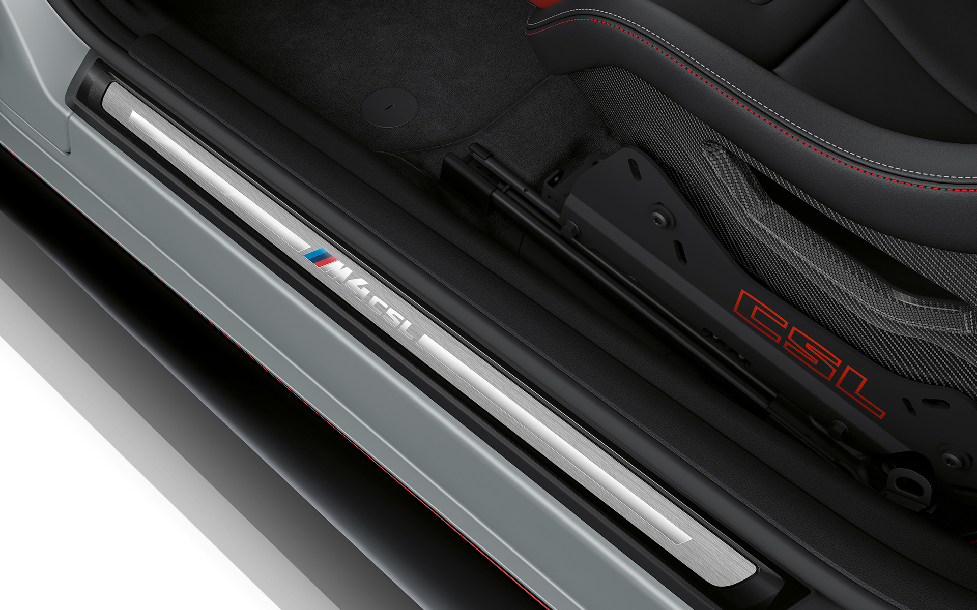 Inscription spécifique CSL et seuils de portes recouverts BMW M4 CSL G82 BMW M4 CSL G82 teinte spéciale BMW Individual Frozen Brooklyn Grey metallic inscription CSL spécifique et seuils de portes recouverts