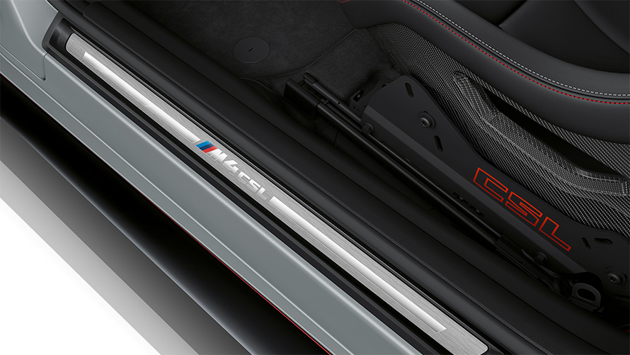 BMW M4 CSL G82 teinte spéciale BMW Individual Frozen Brooklyn Grey metallic inscription CSL spécifique et seuils de portes recouverts