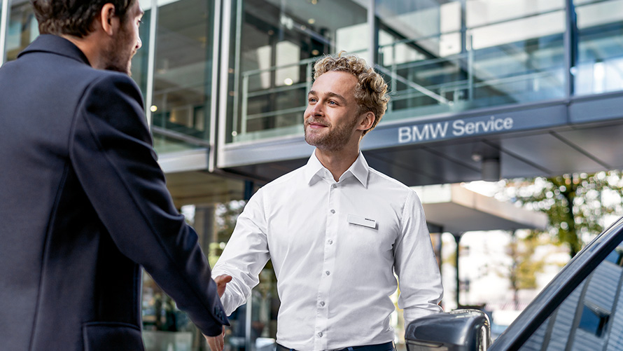 Le collaborateur BMW salue un client Le collaborateur BMW salue un client