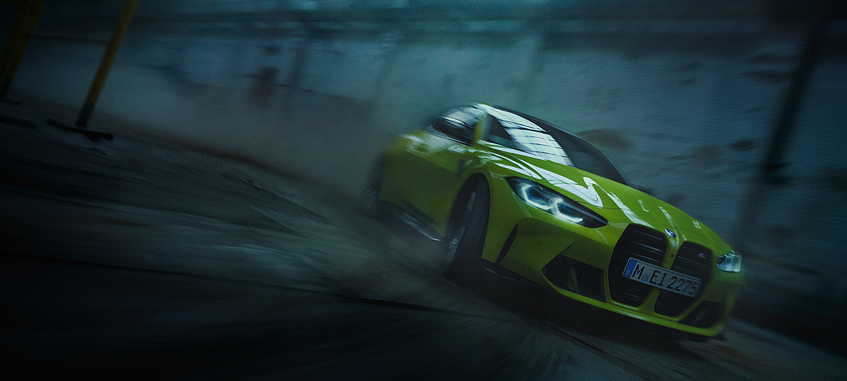 BMW M4 CSL G82 teinte spéciale BMW Individual Frozen Brooklyn Grey metallic, vue de trois quarts avant en mouvement
