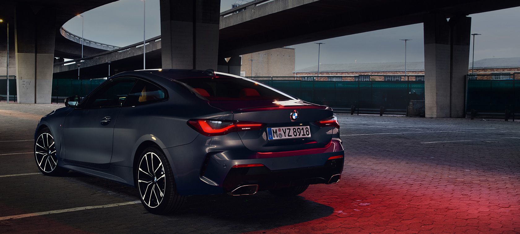 Vue de trois quarts arrière de la BMW M440i xDrive Coupé G22 2020 BMW M440i xDrive Coupé Dravitgrau metallic G22 2020 vue de trois quarts arrière