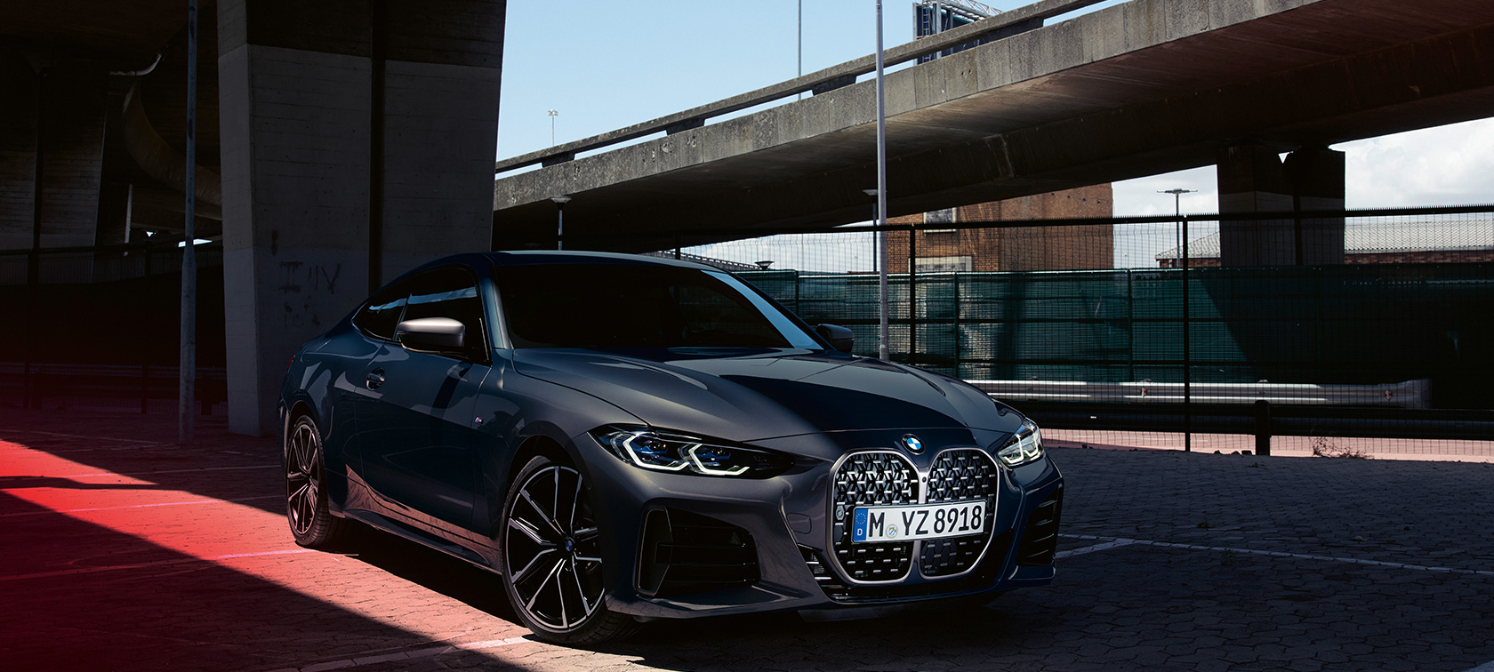 Vue de trois quarts de profil de la BMW M440i xDrive Coupé G22 2020 BMW M440i xDrive Coupé Dravitgrau metallic G22 2020 vue de trois quarts de profil