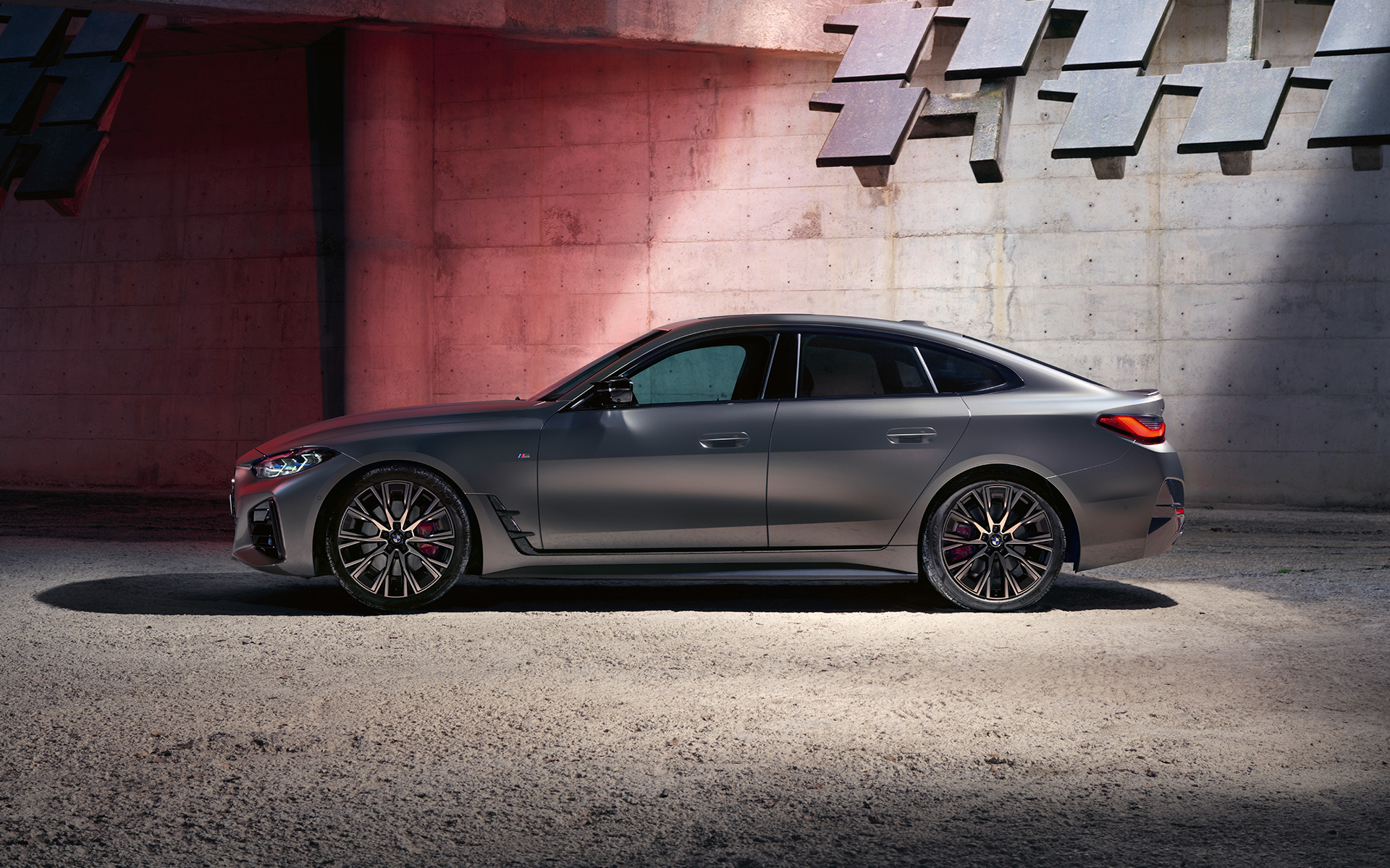 BMW M440i xDrive Gran Coupé G26 2021 Frozen Pure Grey metallic vue de profil devant un mur