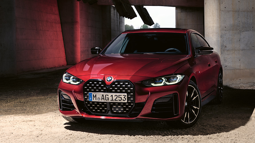 BMW Série 4 Gran Coupé G26 2021 BMW Individual Aventurinrot metallic, vue de trois quarts face