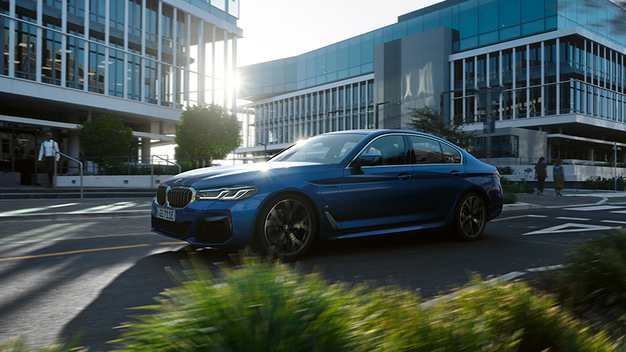 BMW Série 5 Berline G30 LCI restylage 2020 vue de trois quarts avant BMW Série 5 Berline G30 LCI restylage 2020 Sophistograu en conduite vue de trois quarts avant