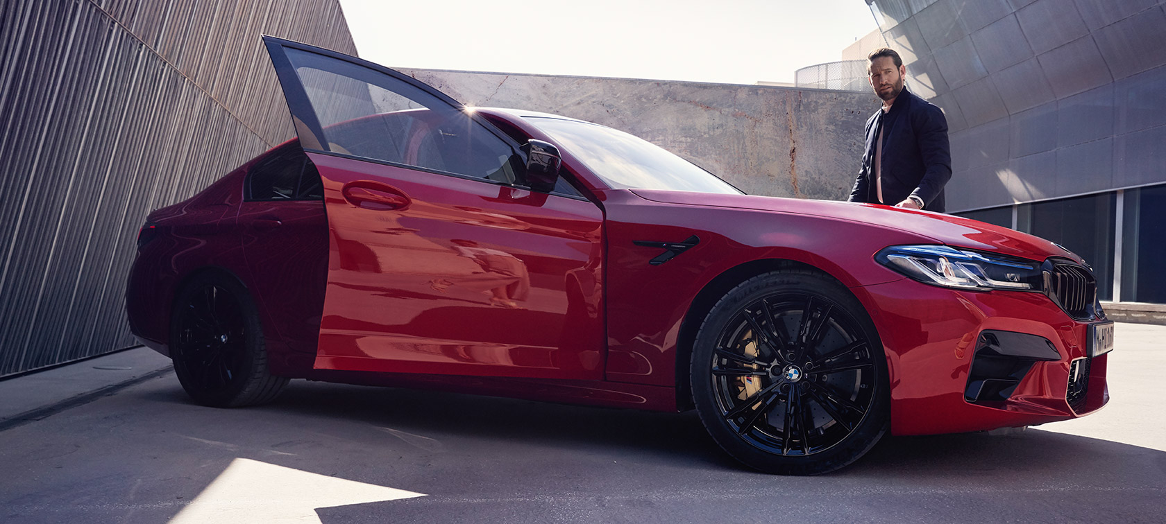 BMW M5 F90 LCI restylage 2020 vue de profil avec porte ouverte BMW M5 F90 LCI restylage 2020 BMW Individual Imola Rot vue de profil avec porte ouverte