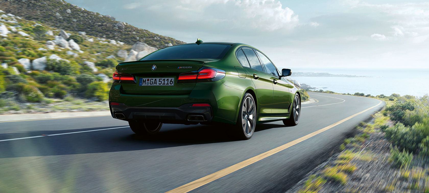 BMW M550i xDrive Berline G30 LCI restylage 2020 vue de trois quarts arrière BMW M550i xDrive Berline G30 LCI restylage 2020 BMW Individual Verde Ermes metallic vue de trois quarts arrière en conduite