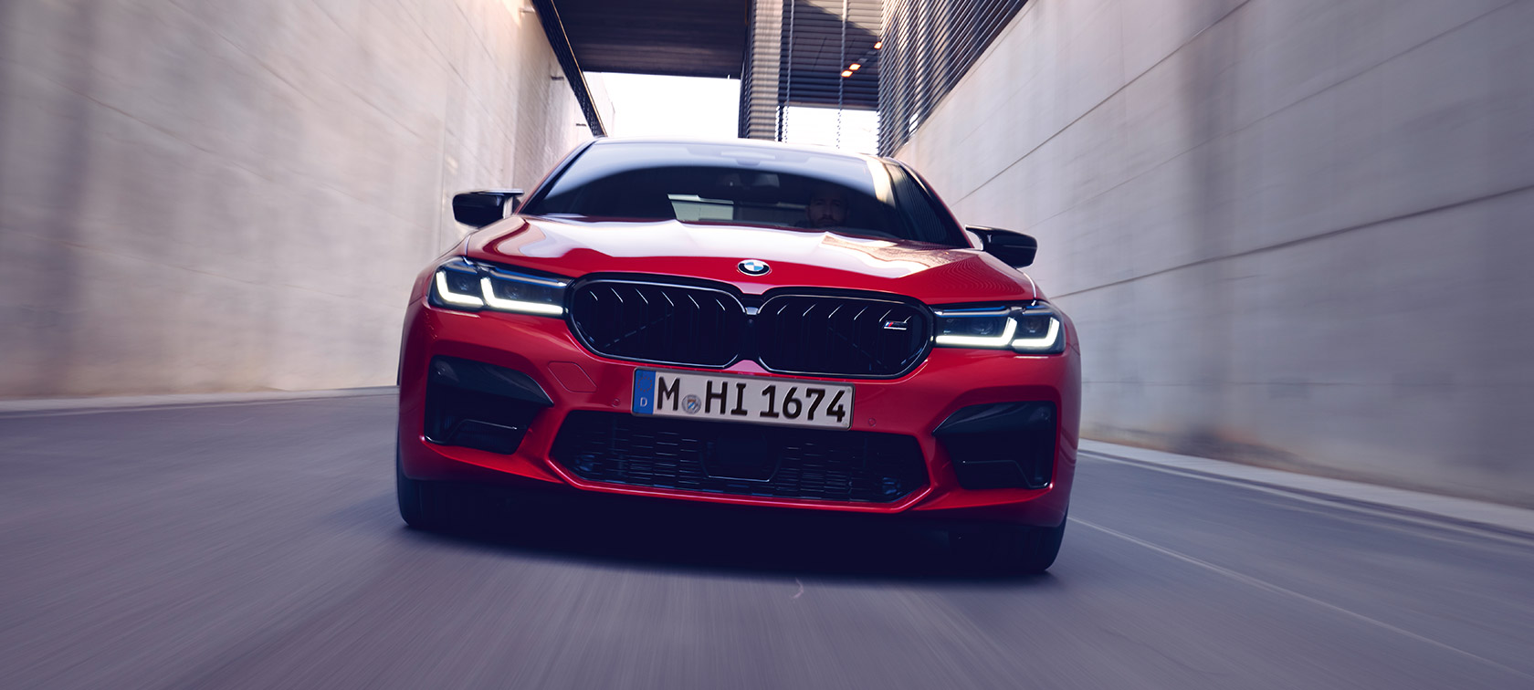 BMW M5 F90 LCI restylage 2020 vue de face BMW M5 F90 LCI restylage 2020 BMW Individual Imola Rot vue de face en conduite
