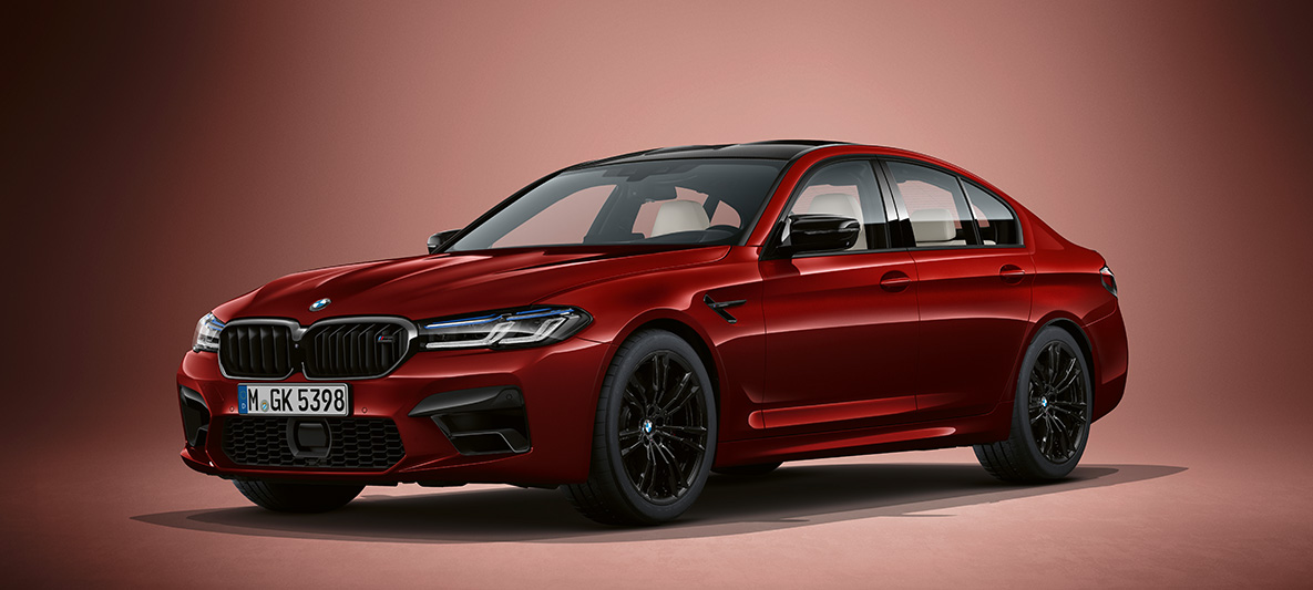 BMW Individual BMW M5 Berline F90 LCI restylage 2020 Aventurinrot metallic vue de trois quarts avant BMW Individual BMW M5 Berline F90 LCI restylage 2020 Aventurinrot metallic vue de trois quarts avant