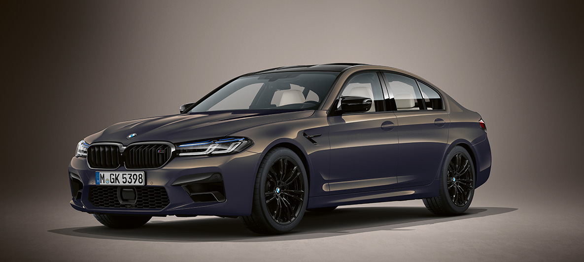 BMW Individual BMW M5 Berline F90 LCI restylage 2020 Alvitgrau metallic vue de trois quarts avant BMW Individual BMW M5 Berline F90 LCI restylage 2020 Alvitgrau metallic vue de trois quarts avant
