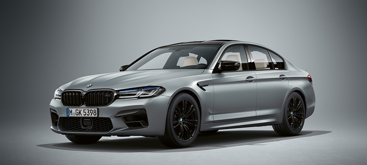 BMW Individual BMW M5 Berline F90 LCI restylage 2020 Frozen Bluestone metallic vue de trois quarts avant BMW Individual BMW M5 Berline F90 LCI restylage 2020 Frozen Bluestone metallic vue de trois quarts avant