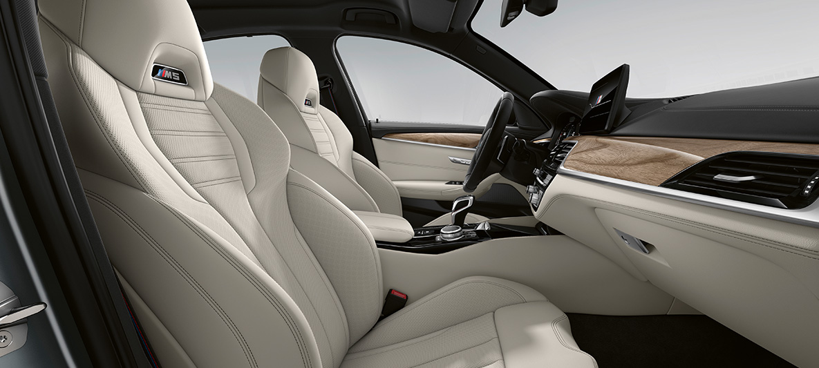 BMW Individual BMW M5 Berline F90 LCI restylage 2020 équipement tout cuir BMW Individual Merino Rauchweiß/Schwarz intérieur BMW Individual BMW M5 Berline F90 LCI restylage 2020 équipement tout cuir BMW Individual Merino Rauchweiß/Schwarz intérieur