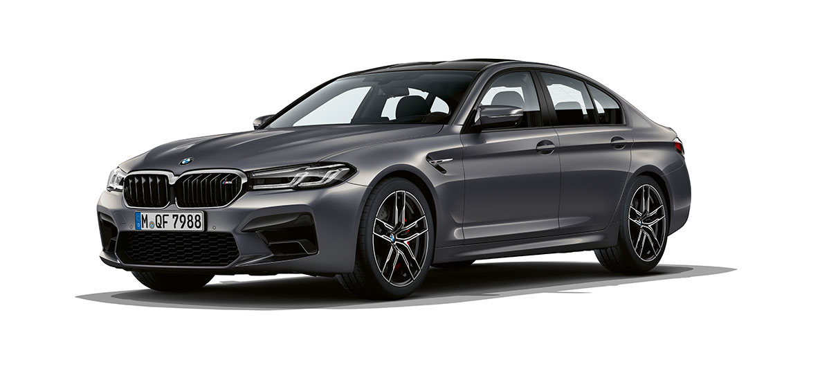 BMW M5 F90 LCI restylage en 2020 vue de trois quarts avant BMW M5 F90 LCI restylage 2020 Brands Hatch Grau metallic vue de trois quarts avant