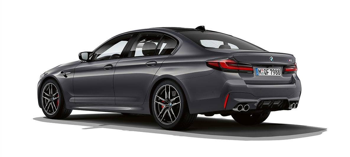 BMW M5 F90 LCI restylage 2020 vue de trois quarts arrière BMW M5 F90 LCI restylage 2020 Brands Hatch Grau metallic vue de trois quarts arrière