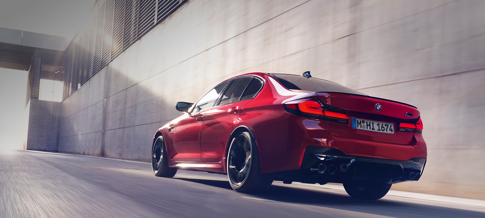 BMW M5 F90 LCI restylage 2020 BMW Individual Imola Rot vue de trois quarts arrière