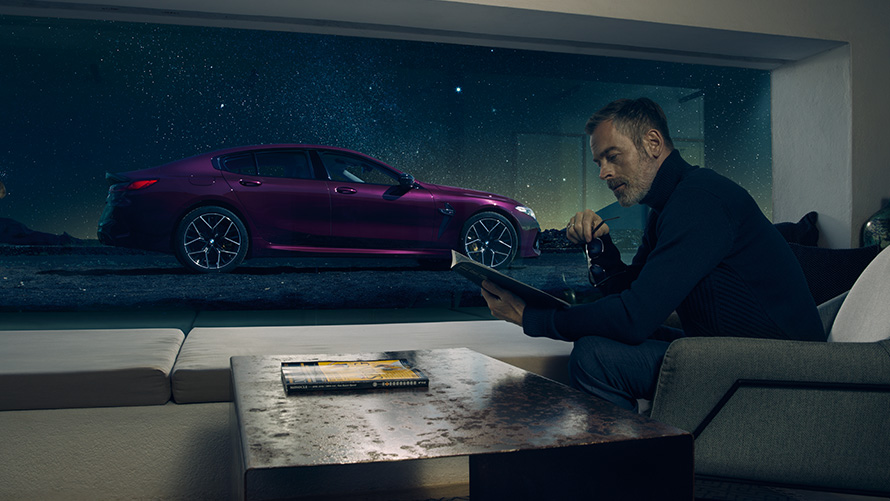 Vue latérale de la BMW M8 Competition Gran Coupé F93 2020 en BMW Individual Ametrin metallic, à travers une vitre