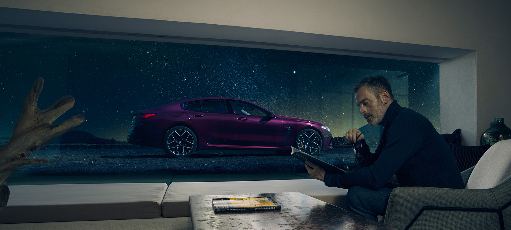 Vue latérale de la BMW M8 Competition Gran Coupé, à travers une vitre Vue latérale de la BMW M8 Competition Gran Coupé F93 2020 en BMW Individual Ametrin metallic, à travers une vitre