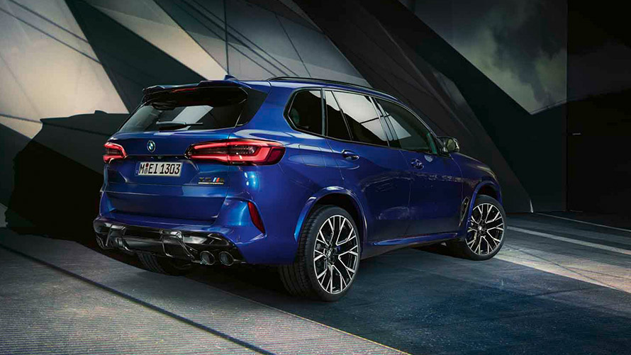 BMW X5 M F95, vue de trois quarts arrière en stationnement Modèles BMW M BMW X5 M F95, vue de trois quarts arrière en stationnement