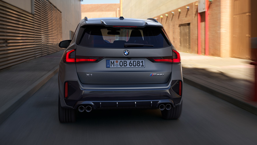 BMW X1 M35i xDrive BMW X1 M35i xDrive vue arrière en mouvement