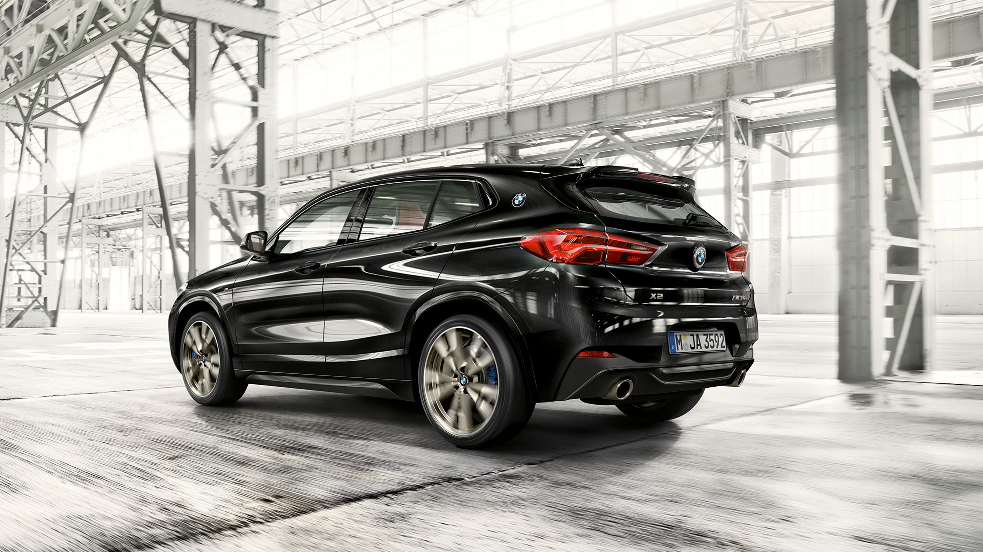 Dynamique de conduite de la BMW X2 M35i Dynamique de conduite de la BMW X2 M35i Saphirschwarz metallic F39 2018 vue de trois quarts arrière
