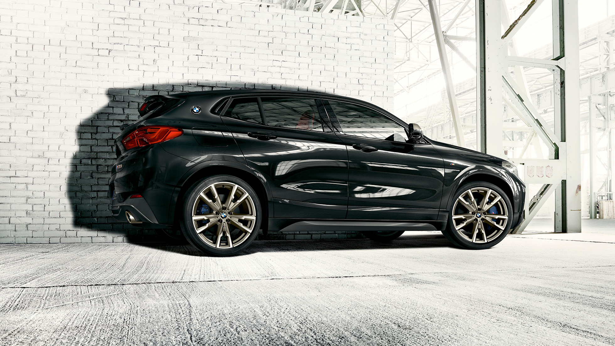 L’extérieur de la BMW X2 M35i Extérieur BMW X2 M35i Saphirschwarz metallic F39 vue de profil