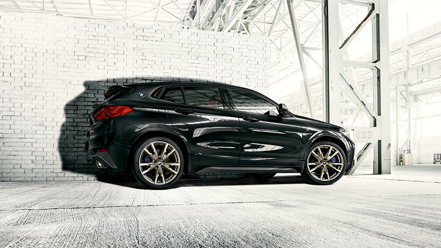 Vue de profil BMW X2 M35i Saphirschwarz metallic F39 