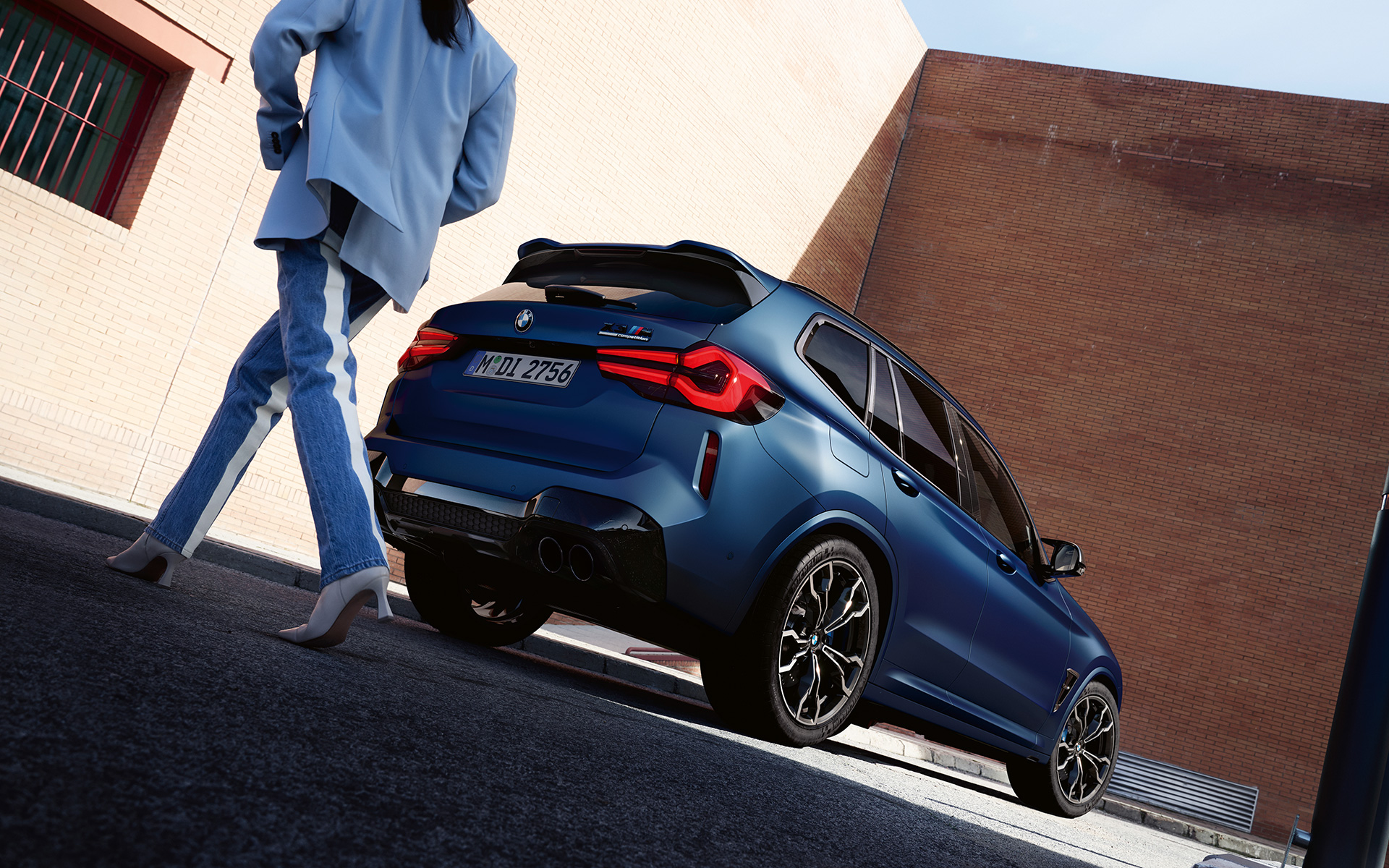 BMW X3 M Competition F97 LCI restylage 2021 Frozen Marina Bay Blau metallic vue de trois quarts arrière vue en contre-plongée avec mannequin