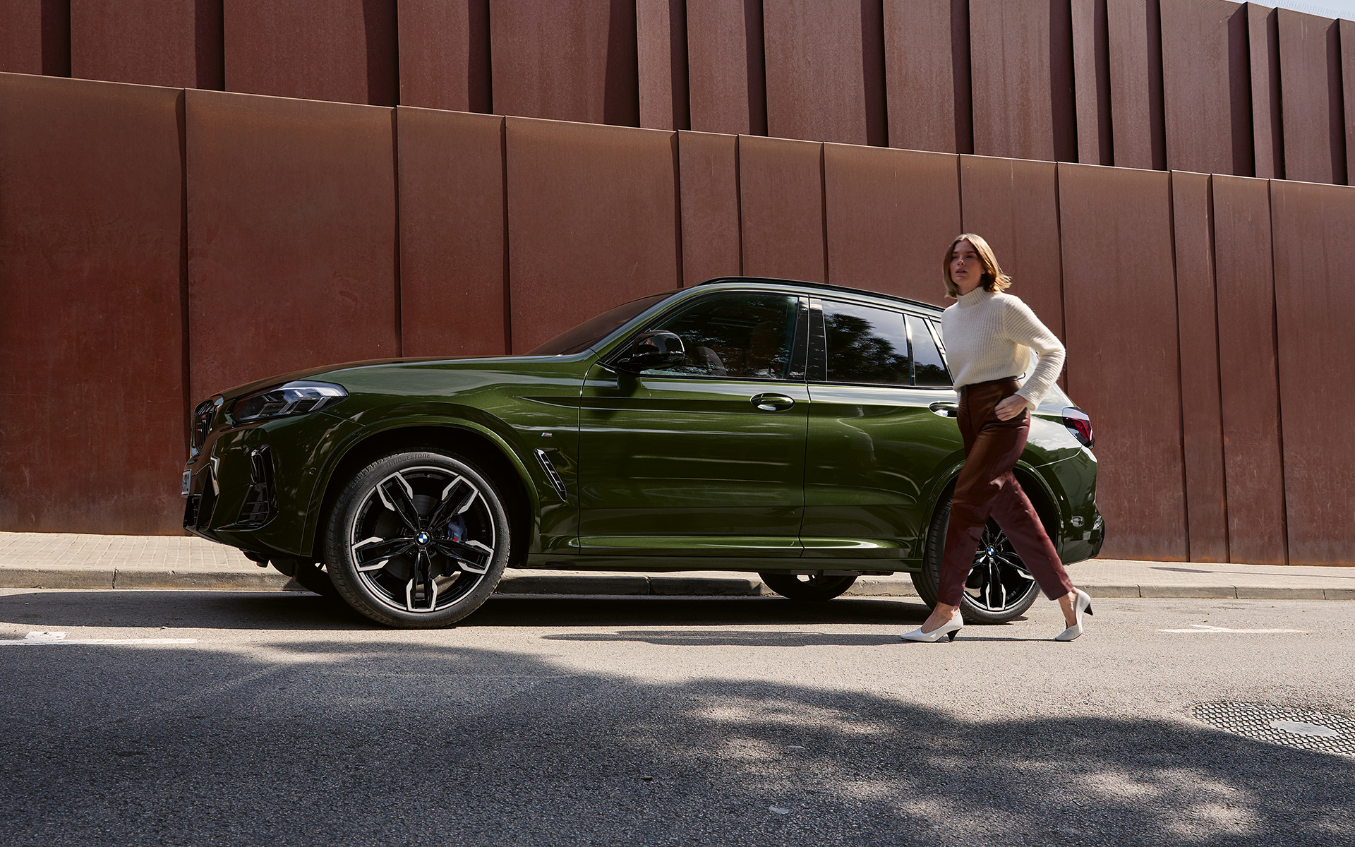 BMW X3 M40i G01 LCI restylage 2021 Malachitgrün metallic Vue de profil avec mannequin féminin