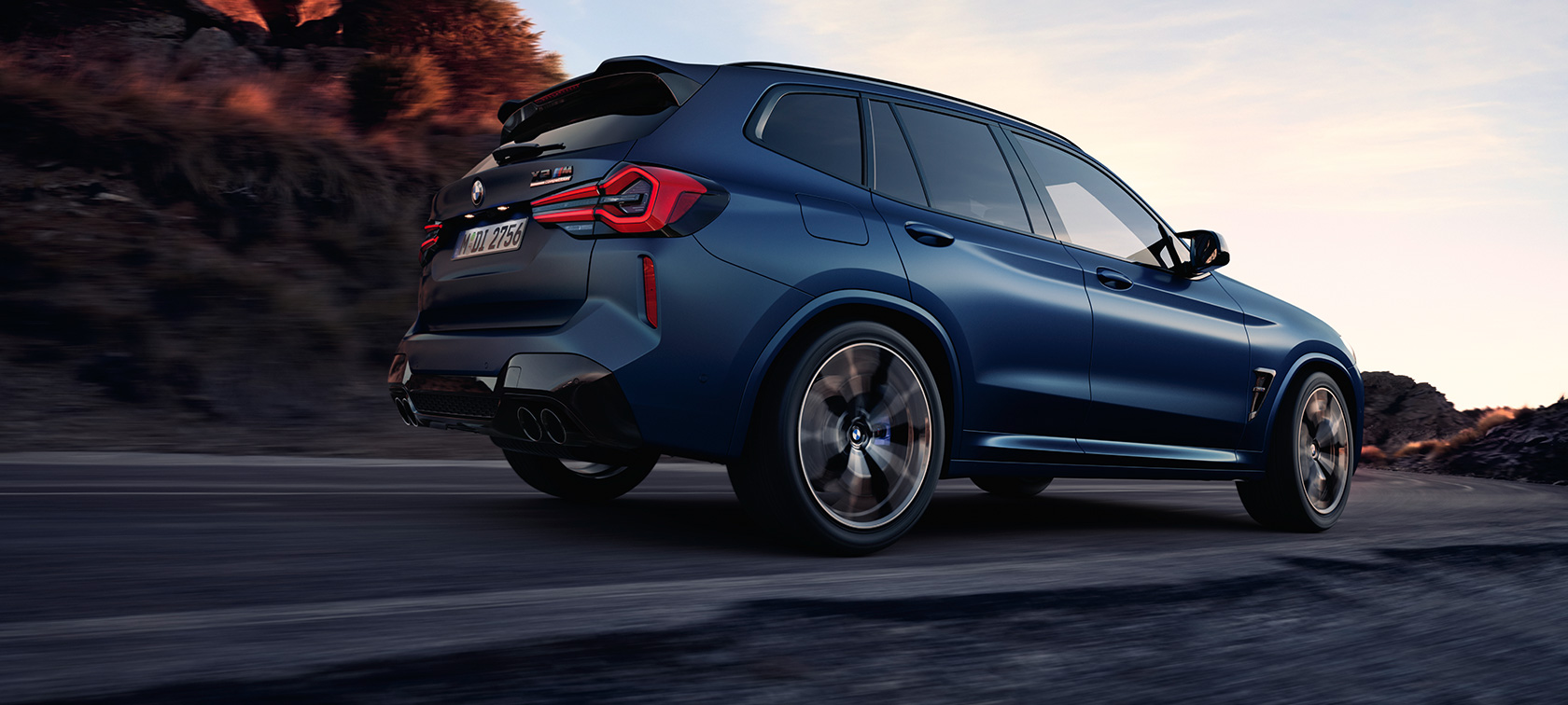 BMW X3 M Competition F97 LCI 2021 vue de trois quarts arrière en contre-plongée BMW X3 M Competition F97 LCI restylage 2021 Frozen Marina Bay Blau metallic en mouvement vue de trois quarts arrière vue en contre-plongée