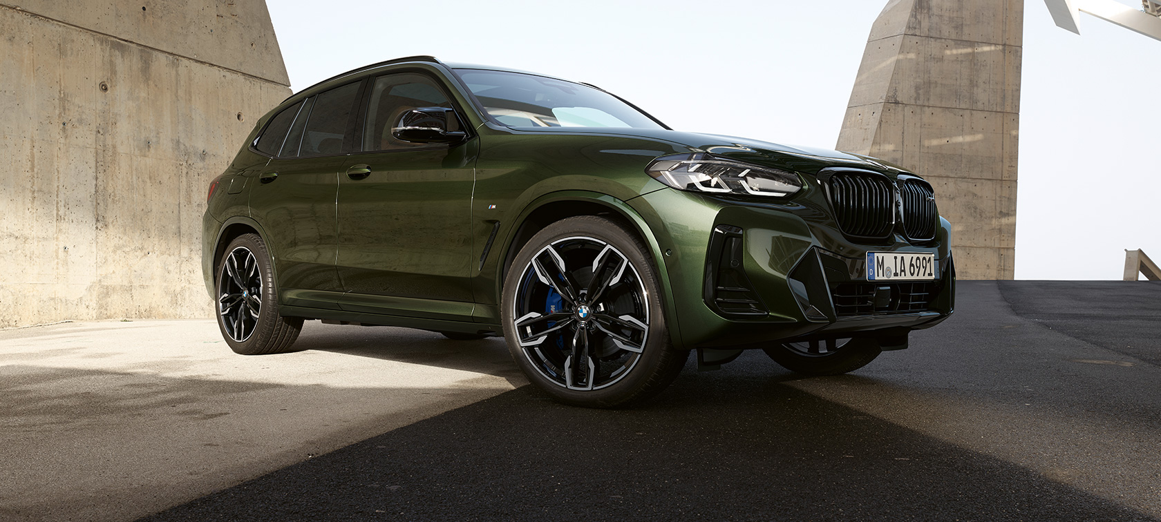 BMW X3 M40i G01 LCI restylage en 2021 vue de trois quarts avant en stationnement BMW X3 M40i G01 LCI restylage 2021 Malachitgrün metallic vue de trois quarts avant en stationnement