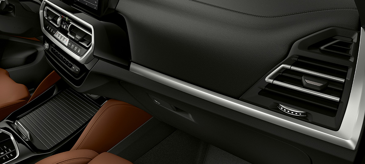 BMW Individual Inserts de décoration BMW X3 M F97 LCI restylage 2021 BMW Individual Inserts de décoration en Pianolack Schwarz sur le tableau de bord BMW X3 M F97 LCI restylage 2021