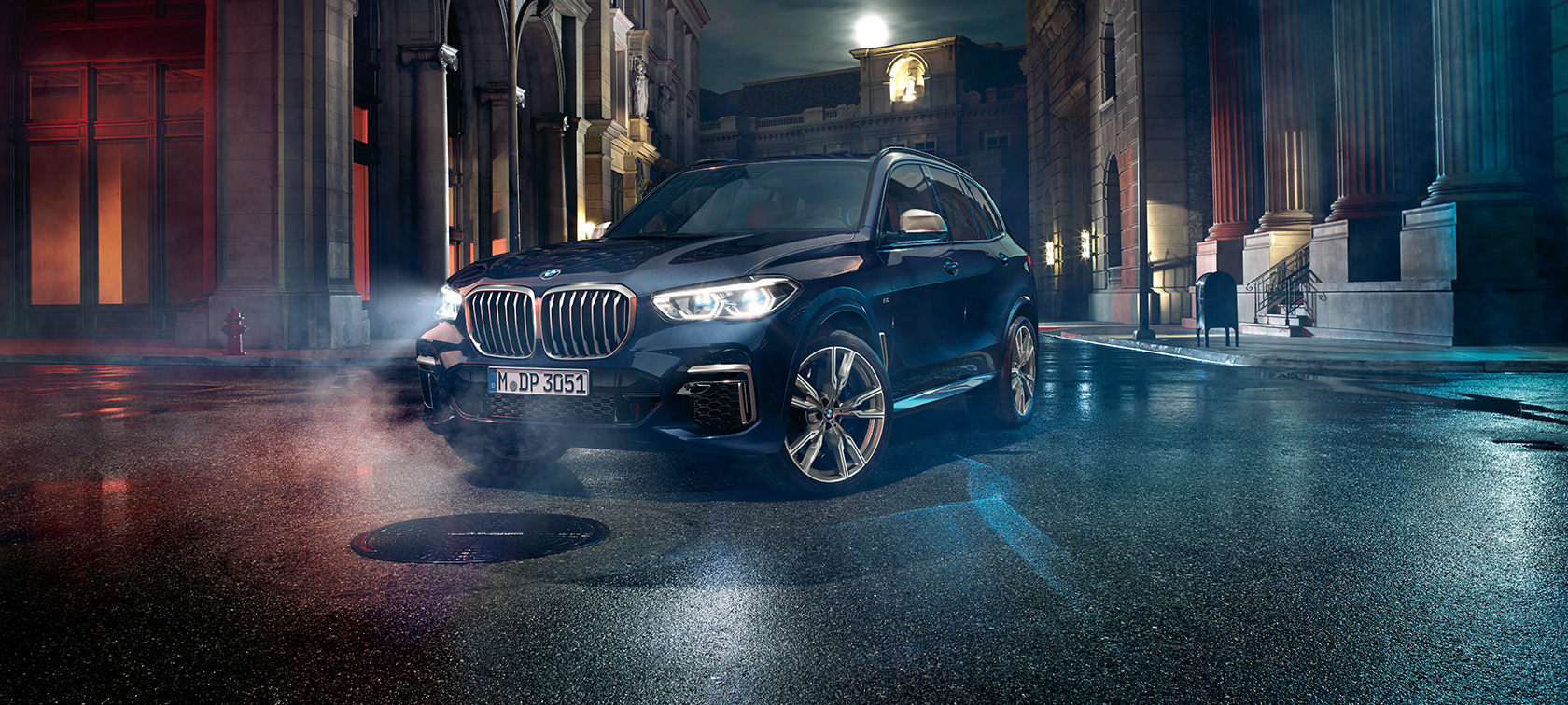 BMW X5 M50i vue de trois quarts avant G05 BMW X5 M50i G05 2018 SUV en Carbonschwarz metallic, vue de trois quarts face