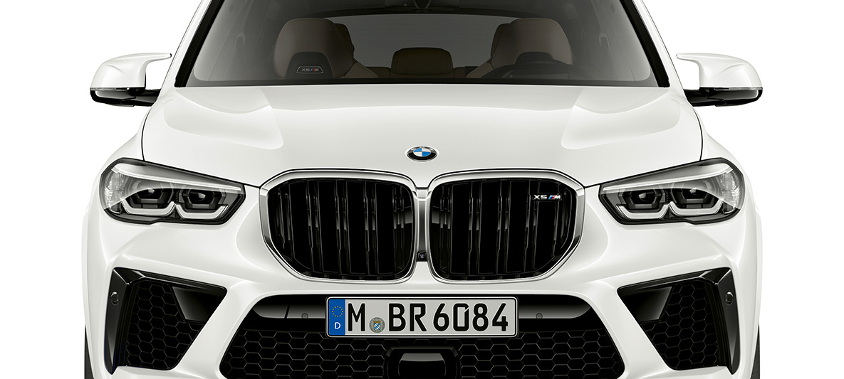 Partie avant de la BMW X5 M F95 Naseaux M, BMW X5 M en Mineralweiß, F95 2020 SUV, vue de face