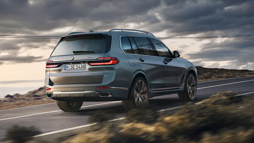 BMW X6 G06 de troisième génération, vue de trois quarts de profil Modèles BMW X BMW X6 G06 de troisième génération, vue de trois quarts de profil en stationnement