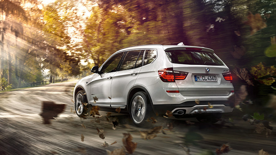 La BMW X3 F25 de deuxième génération, vue de trois quarts arrière en mouvement sur la route Modèles BMW X BMW X3 F25 de deuxième génération, vue de trois quarts arrière en mouvement sur route