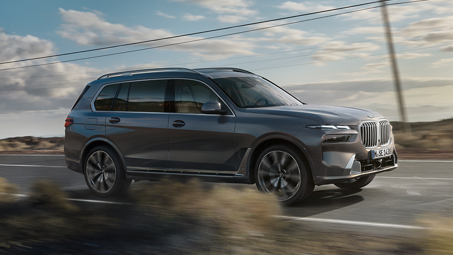 BMW X7 G07 de première génération, vue de trois quarts arrière en mouvement sur la route Modèles BMW X BMW X7 G07 de première génération, vue de trois quarts arrière en mouvement sur la route