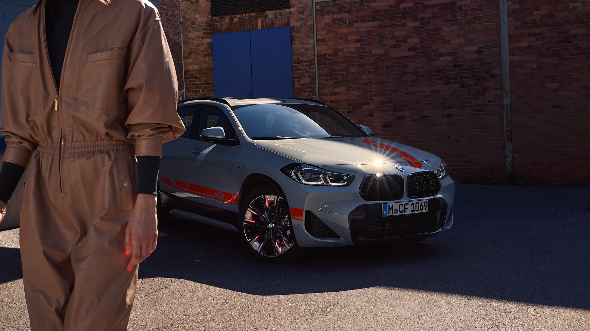 Doubles naseaux de la BMW X2 F39 BMW X2 2018 F39 Galvanic Gold metallic, vue avant des doubles naseaux