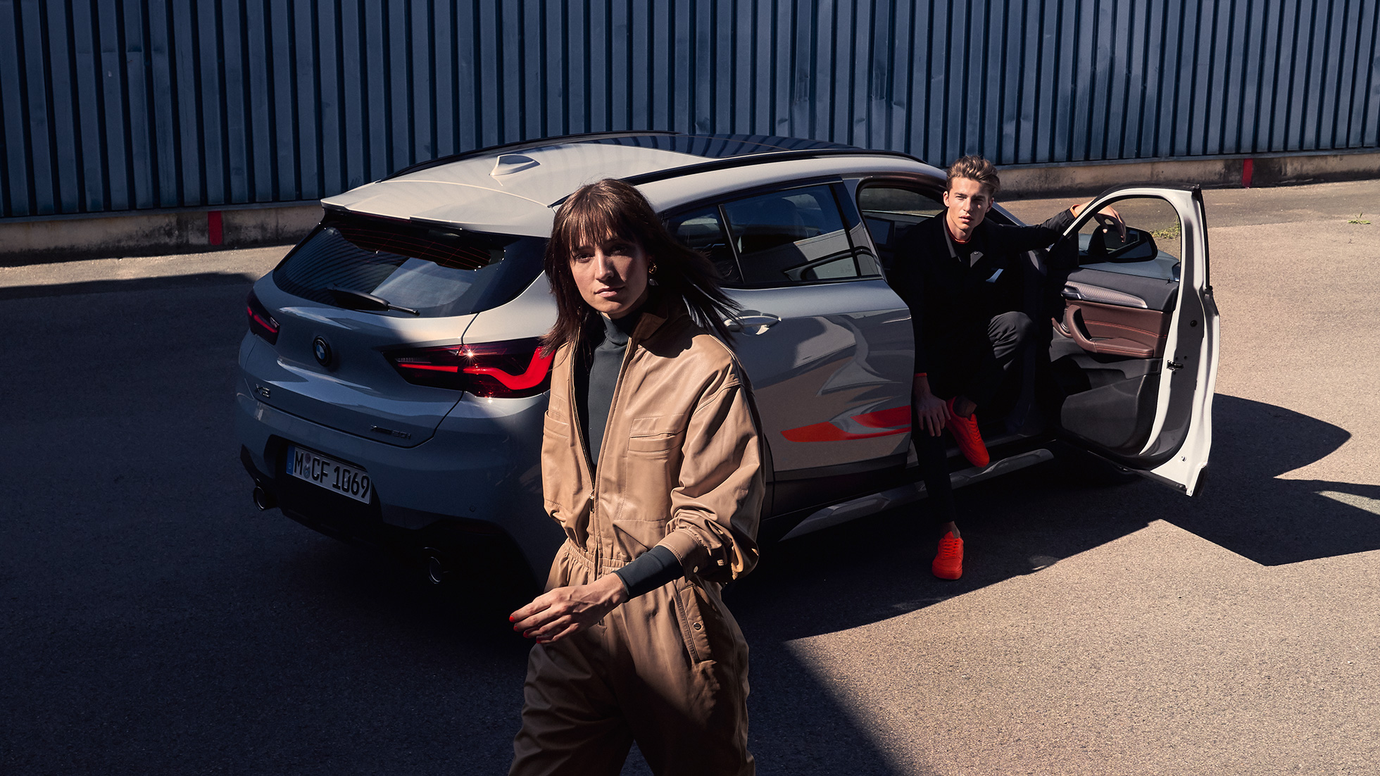 Vue arrière de la BMW X2 F39 Vue arrière de la BMW X2 2018 F39 Galvanic Gold metallic