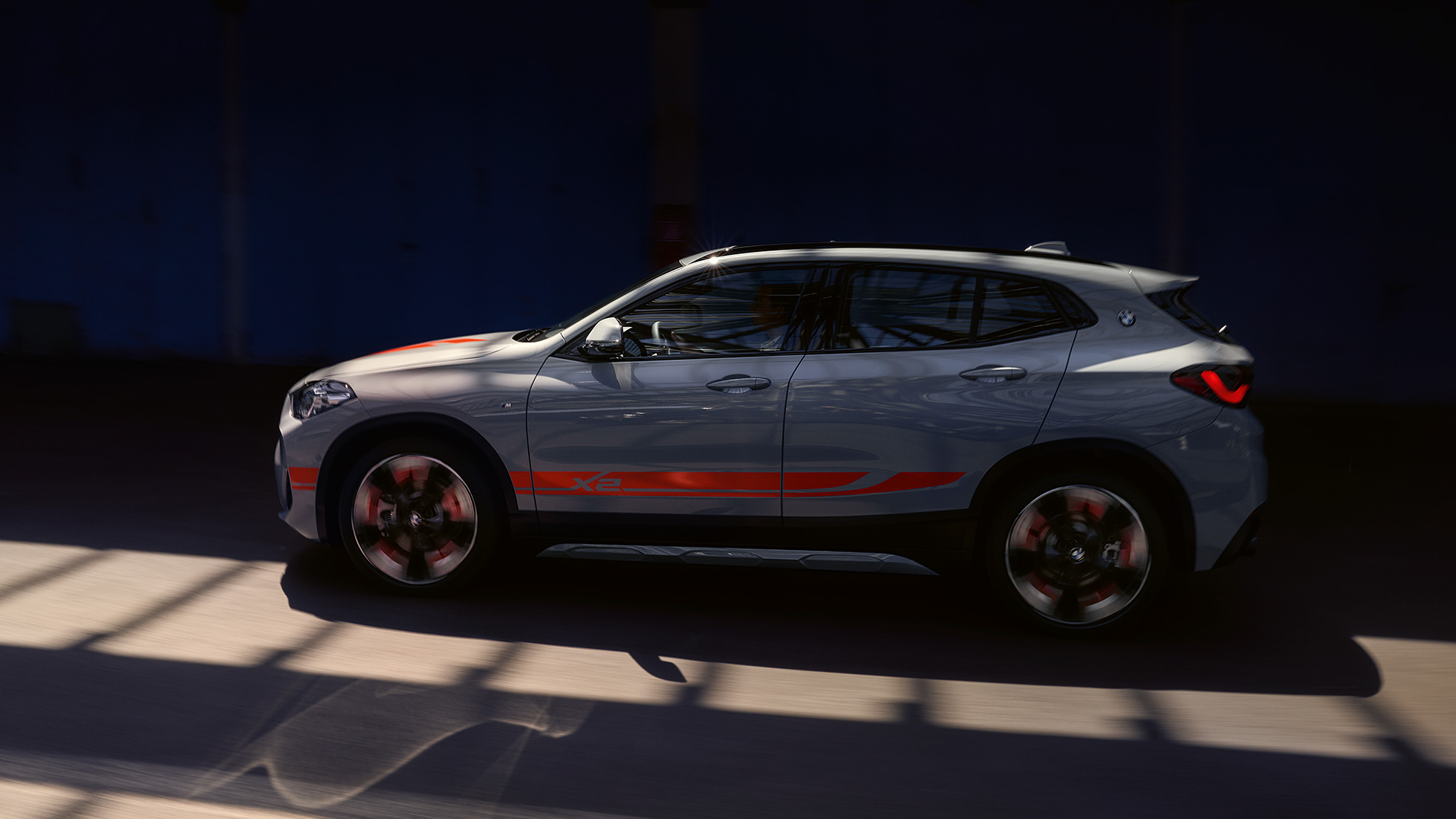 Vue de profil de la BMW X2 F39 Vue de profil de la BMW X2 2018 F39 Galvanic Gold metallic