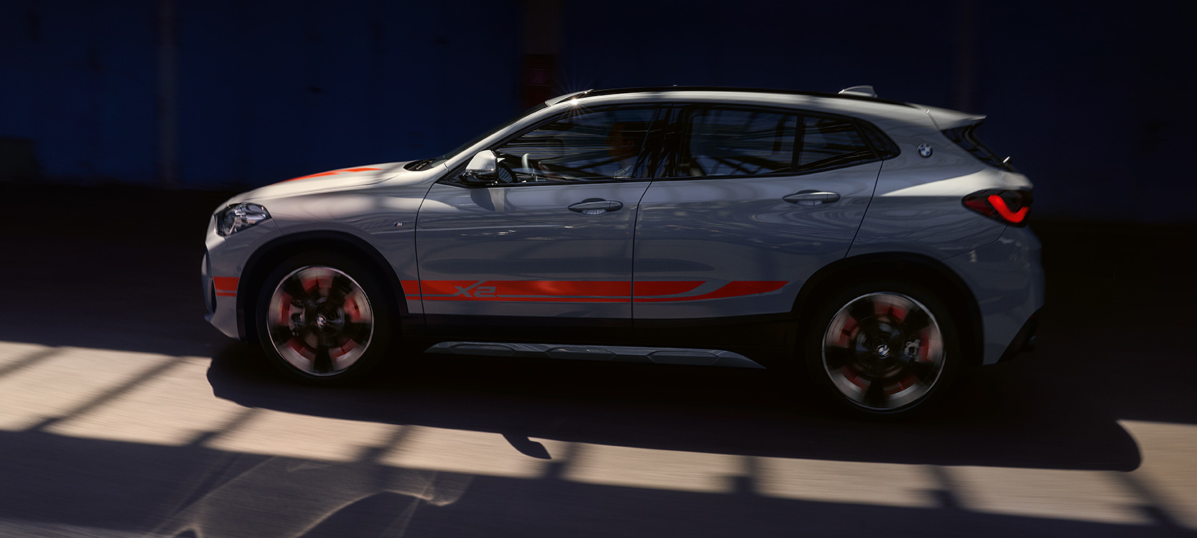 Vue de profil de la BMW X2 F39 Vue de profil de la BMW X2 F39 2020 Brooklyn Grau en mouvement