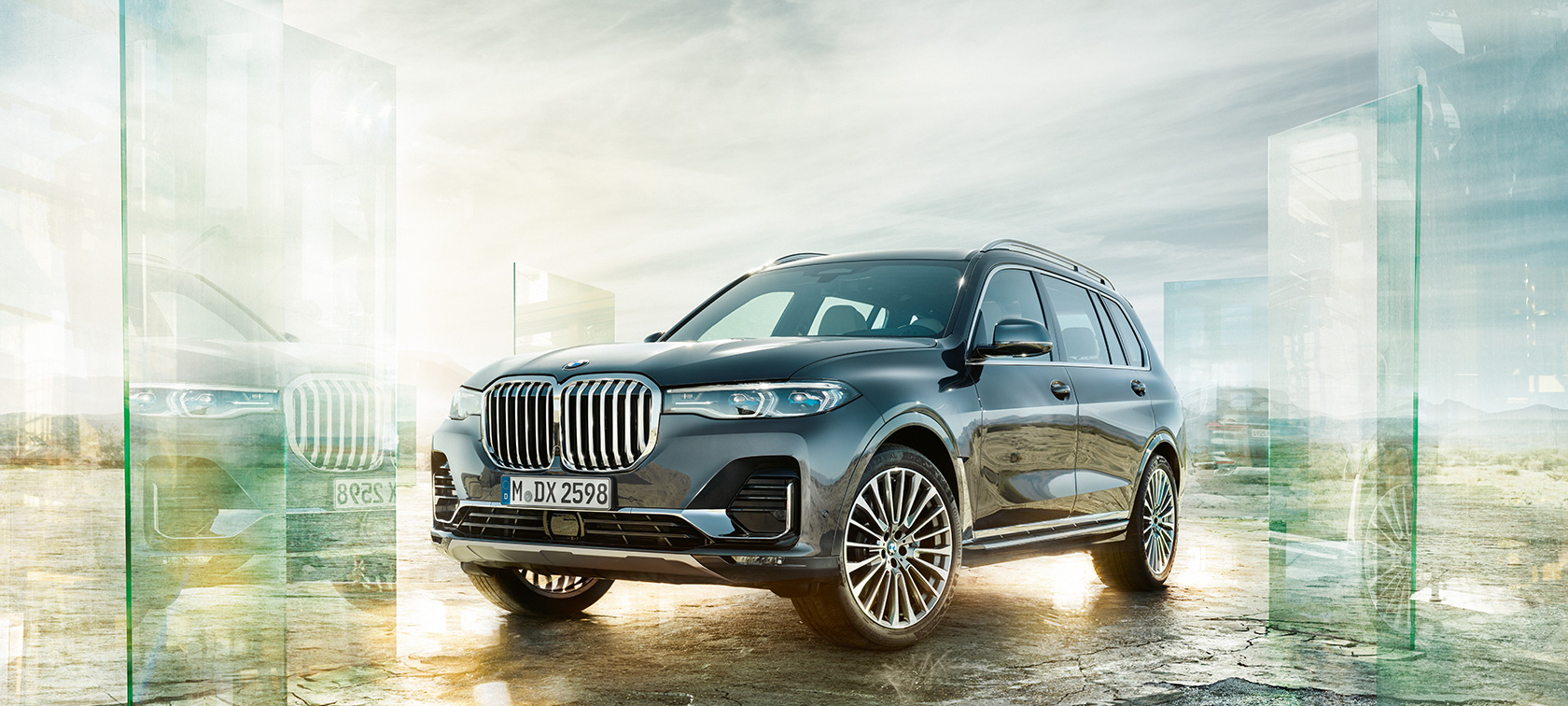 BMW X7 vue de trois-quarts avant La BMW X7 vue de trois-quarts avant, avec paysage de désert à l’arrière-plan