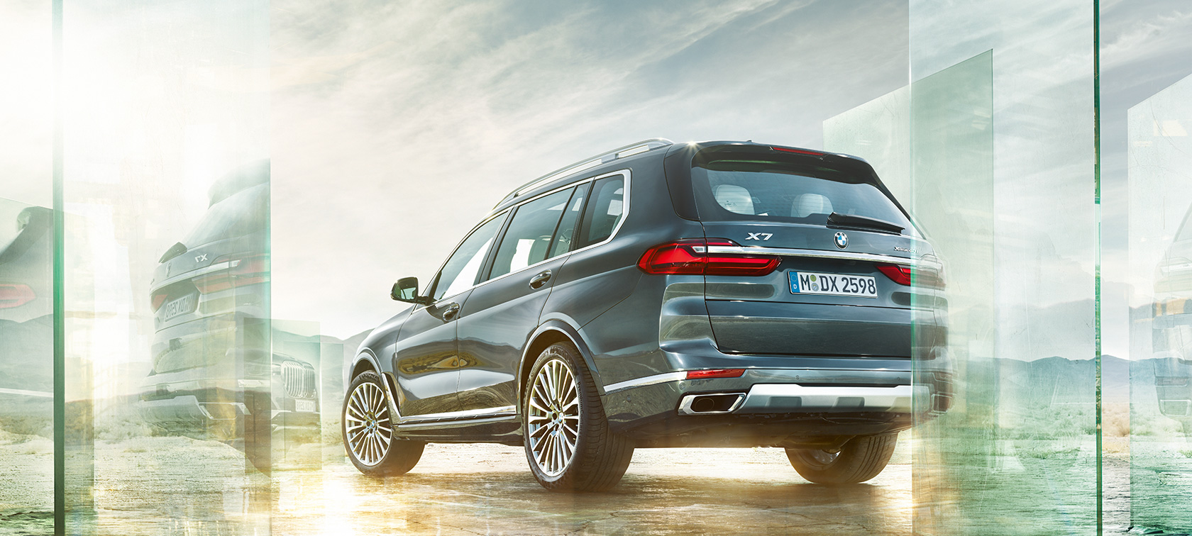 BMW X7, vue de trois quarts arrière, en mouvement BMW X7 G07 2019 Arcticgrau, vue de trois quarts arrière en mouvement