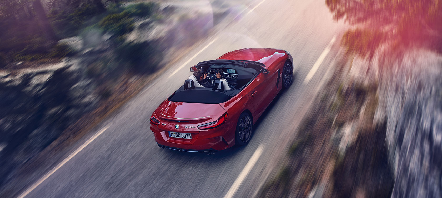 Vue en plongée d’une BMW Z4 Roadster en mouvement Vue en plongée d’une BMW Z4 Roadster