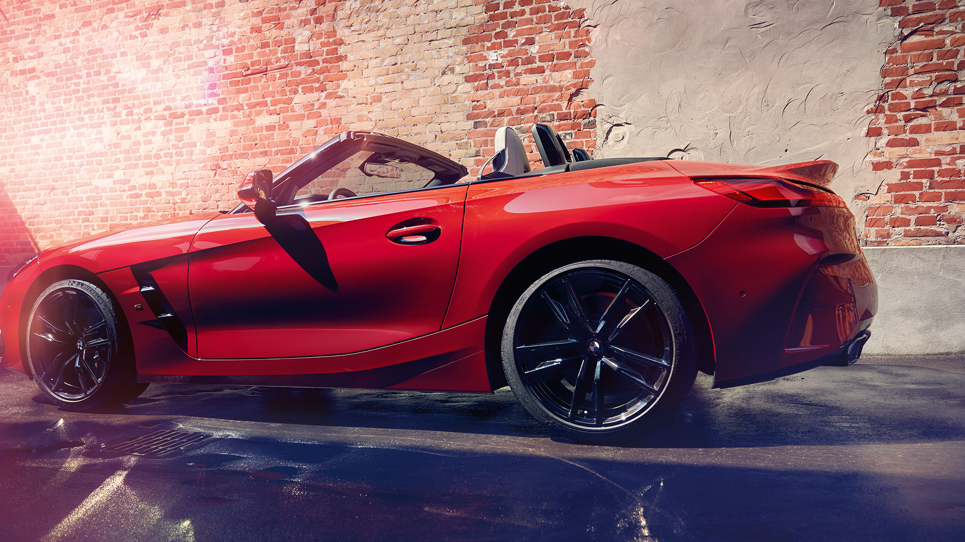 Vue de profil de la BMW Z4 Roadster Vue de profil de la BMW Z4 Roadster devant un mur de briques