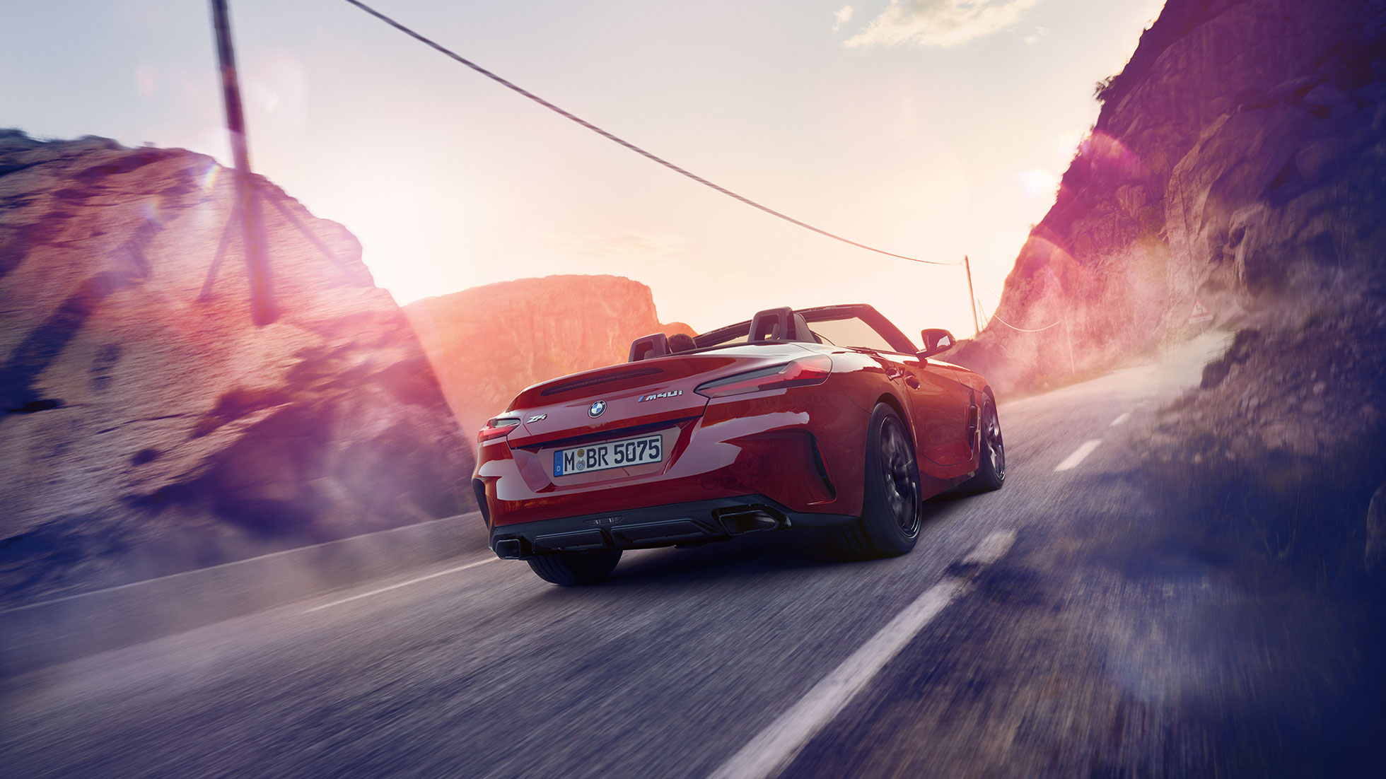 Vue arrière de la BMW Z4 Roadster Vue arrière de la BMW Z4 Roadster sur une route de campagne